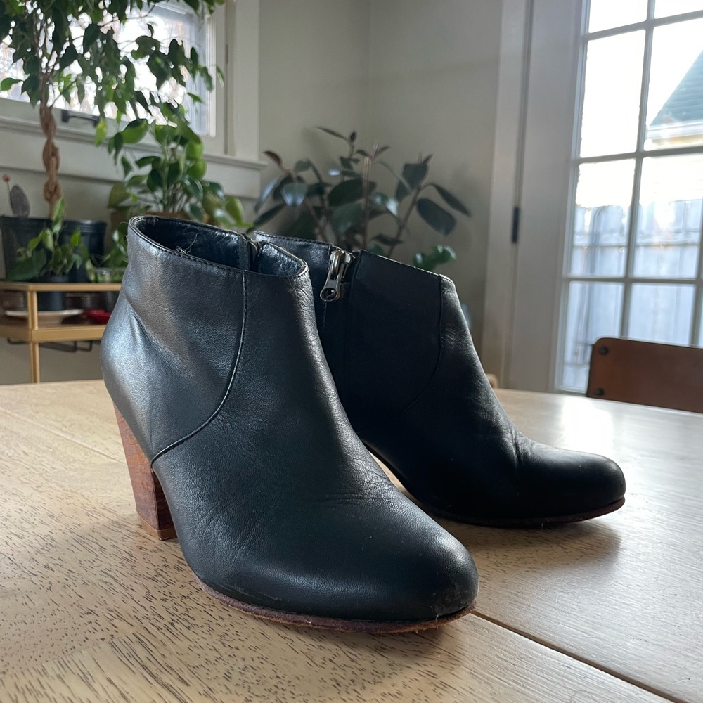 FORTRESS OF INCA Discontinued Adriana Coco Black Leather Ankle Boots, 6 (flaw)